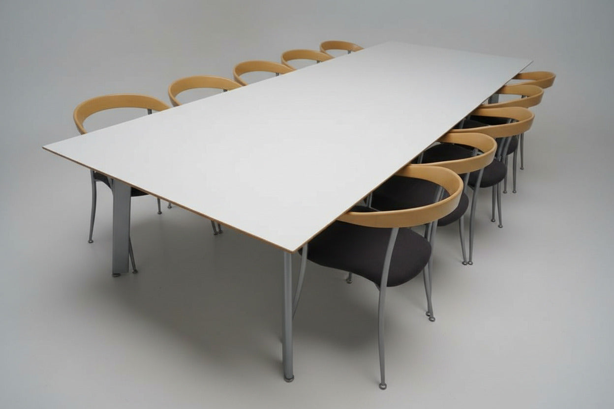 Skrå visning af Fumac konferencebord i hvid laminat med gråt stel – elegant bord i ét stykke, 300x110 cm.